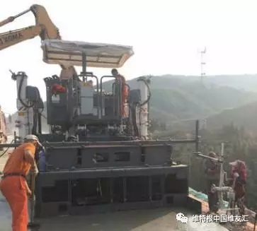 混凝土經 SP 25 機身配有的多根高頻振搗棒進行振 搗和密實后,由后掛模具一次性擠壓成型,形成密 實度高而且骨料分布均勻的混凝土路面